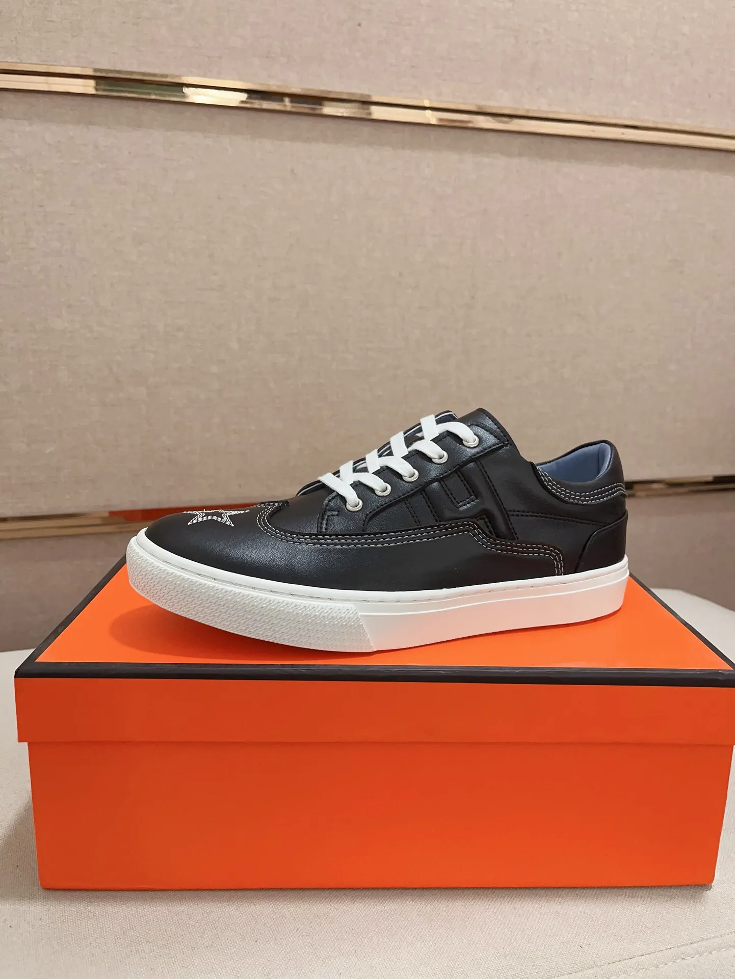Men's clothing and shoes💰: 400💰《HERMES》【Classic Original Version】Hermès; Top 🔝 Purchasing Agency 🔍🔍Men's latest 🇺🇸 counter sales simultaneously, original ▲▲cowhide imported from Italy ▲▲Exquisite workmanship (Italian 🇮🇹Imported water-dyed 🐂cowhide lining) sole: original sole provided by the original factory, ⚠️exclusive double-layer activity·TPR·rubber·combined molded outsole; Code number: 38-44 (45/46 can be customized, non-refundable)